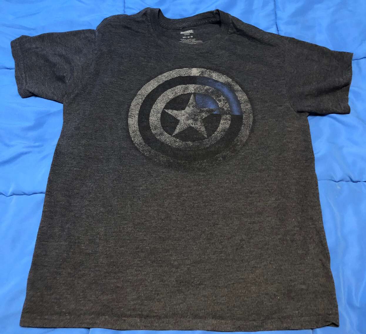 MARVEL Captain America Distressed Graphic Mens T-Shirt – Dk Gray – Size M