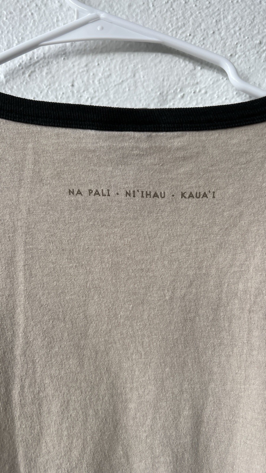 District Threads HOLO HOLO Beige Black Contrast Trim Crew Neck T-Shirt M gallery
