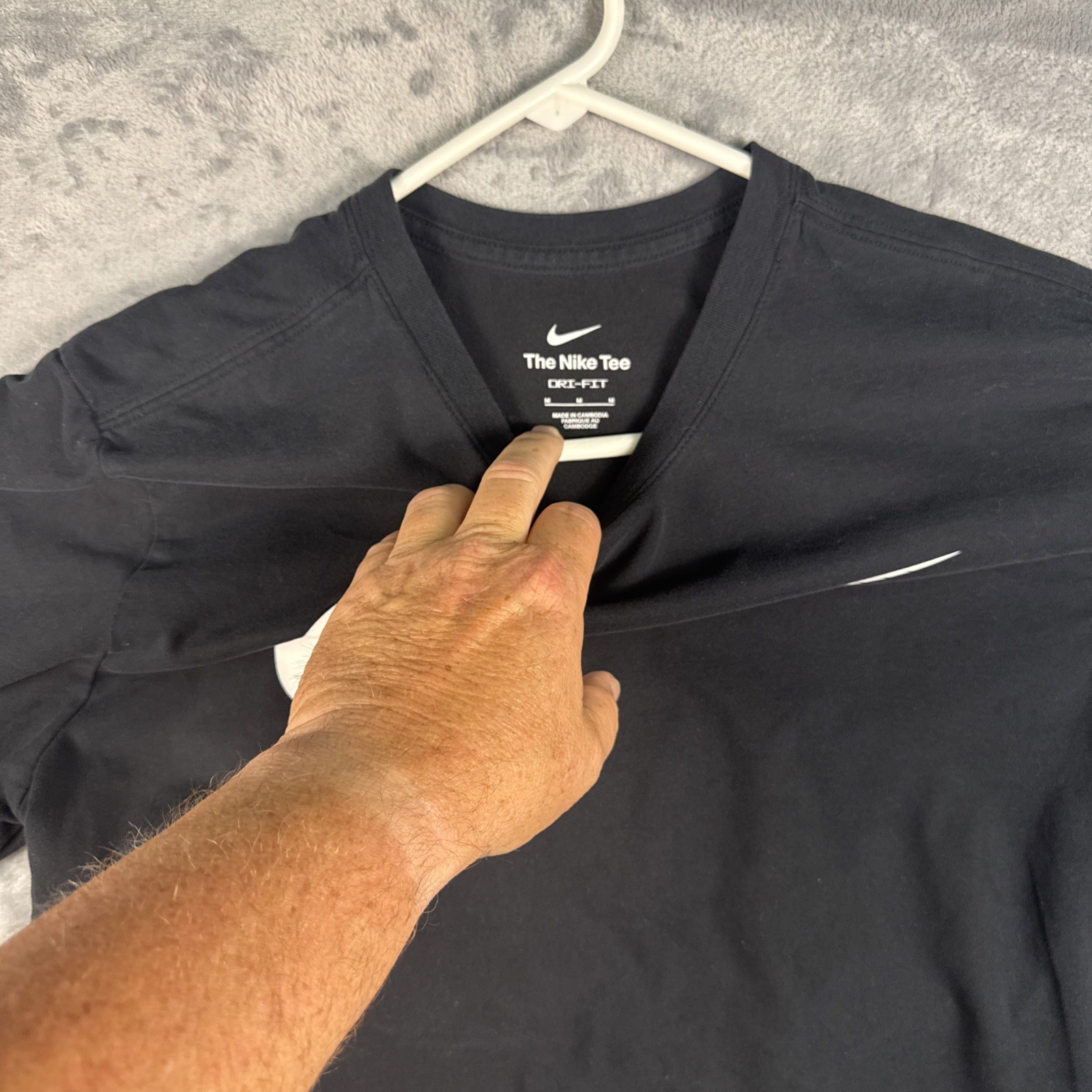 Nike M Black Logo T-Shirt “The Nike Tee” Athletic Fit Cotton Tee Swoosh Mens gallery