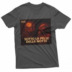 Sotto La Pelle Della Notte Giallo Horror Vhs Artwork T-Shirt