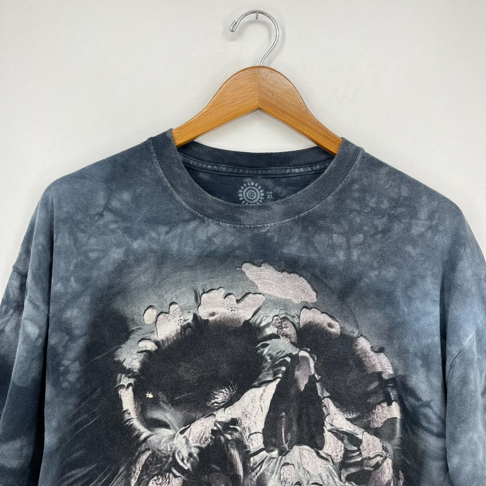 The Mountain T-Shirt Men's Size XL Gray All Over Print Skull Crew Neck gallery