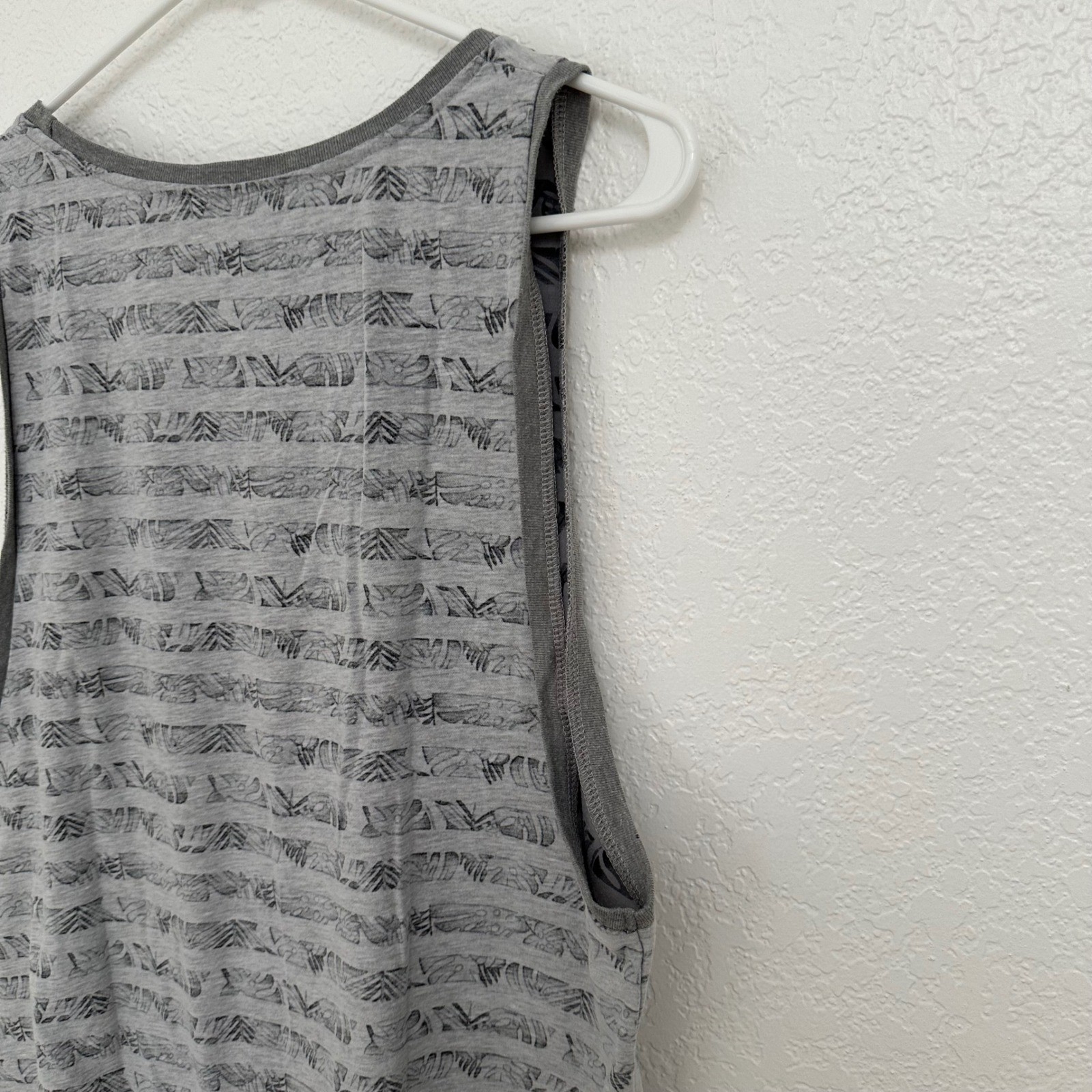 Penshoppe Mens Gray Tribal Leaf Print Tank Top Chest Pocket Size M Sleeveless gallery