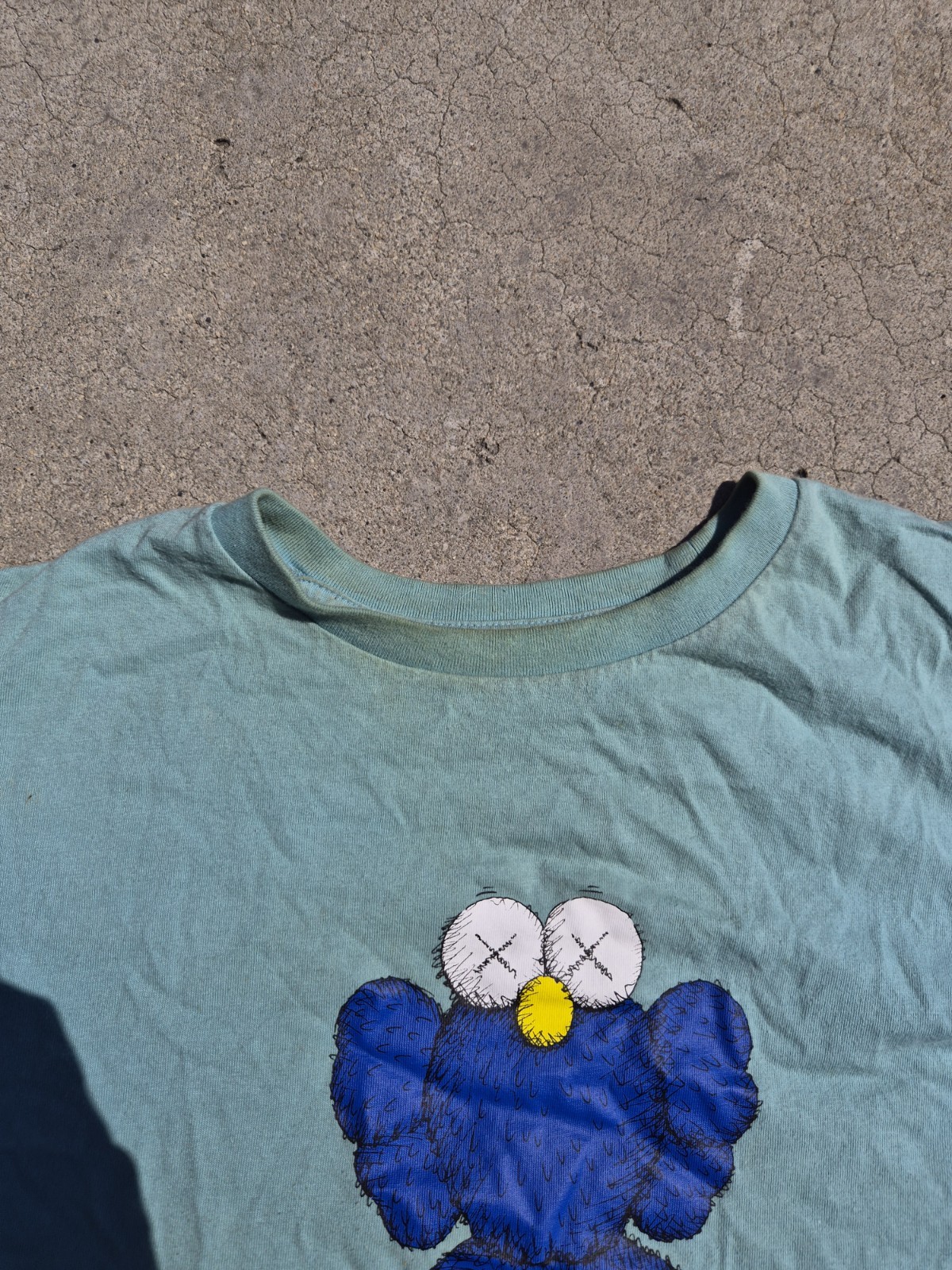 Uniqlo UT KAWS x Uniqlo Men's Green BFF Graphic Tee Shirt Size L Cotton gallery