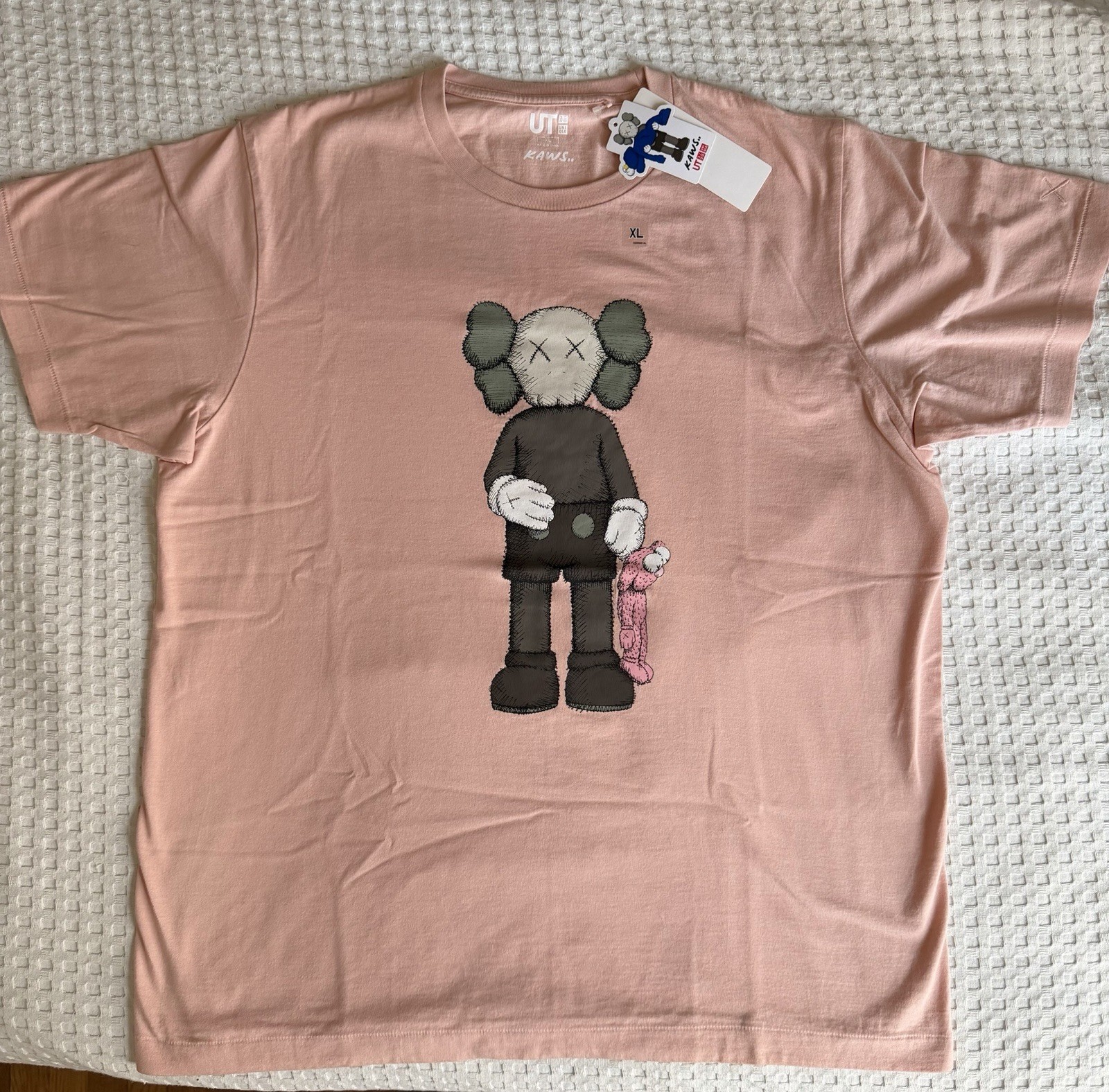 NEW – Uniqlo x KAWS Men’s Unisex Short Sleeve T-Shirt Companion Pink size XL