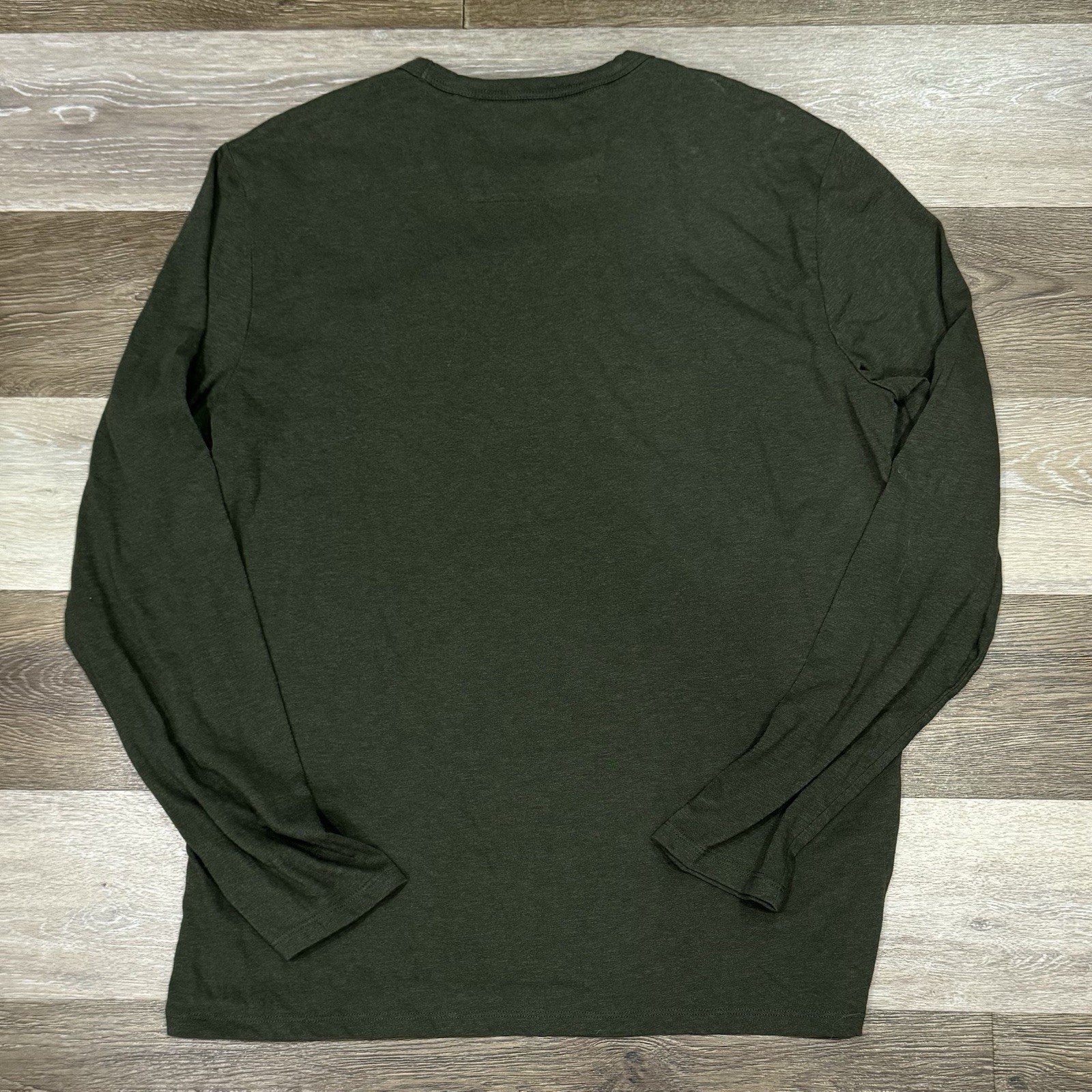 BANANA REPUBLIC Quick Dry T-Shirt Men’s Sz Large Dark Green Button Pocket EUC gallery