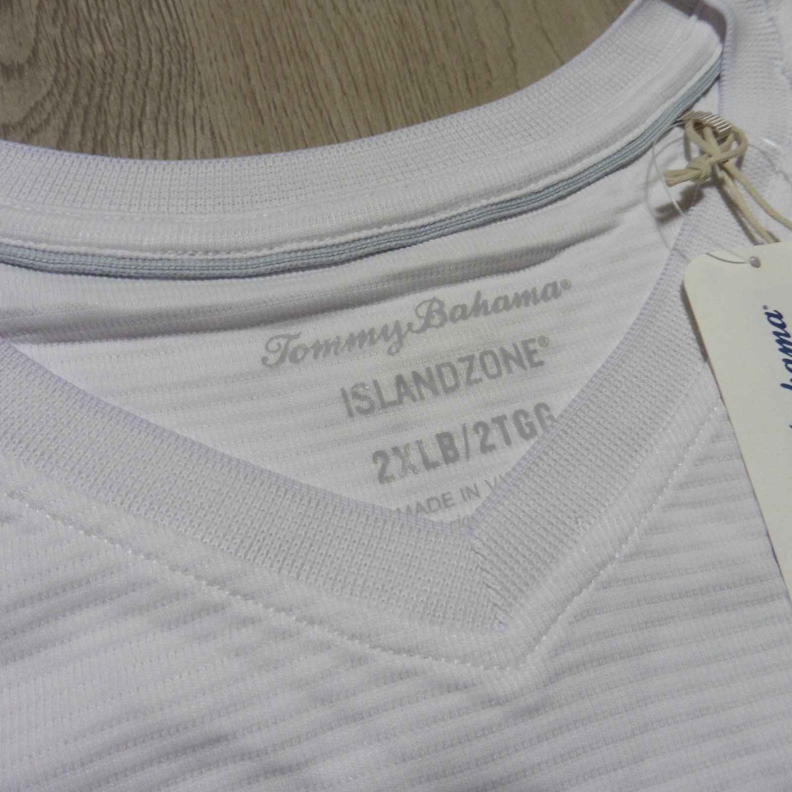 TOMMY BAHAMA Mens 2XLB 2XL BIG T SHIRT COASTAL CREST V NECK WHITE HAWAIIAN gallery