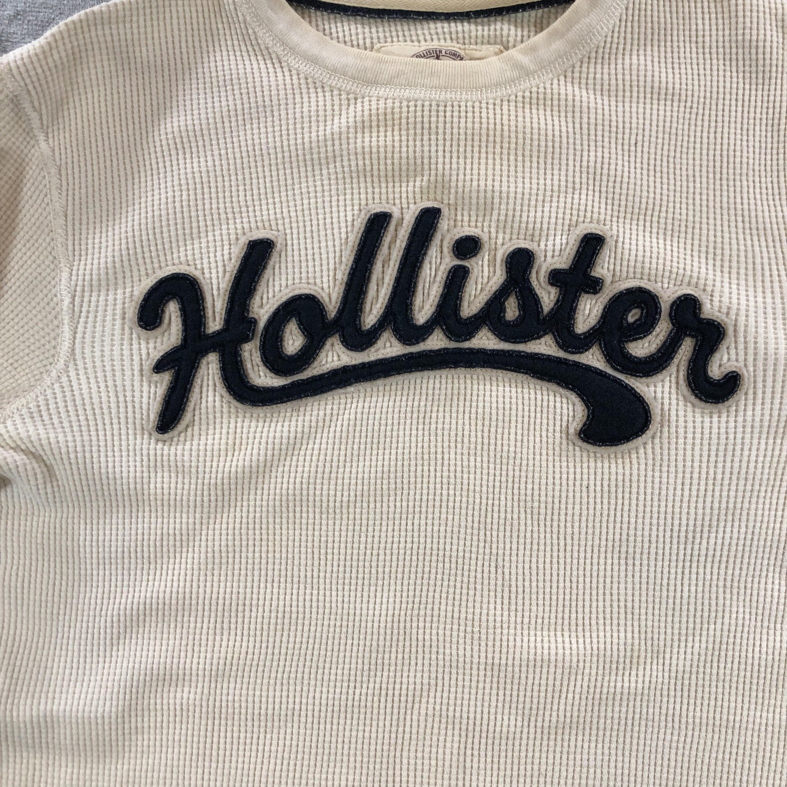 Hollister Shirt Mens M Beige Waffle Thermal Long Sleeve Crewneck Logo Patch Y2k gallery