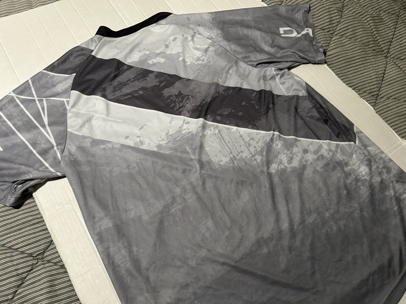 DAKINE XL ATHLETIC LIGHT WEIGHT SHORT SLEEVE SHIRT...SEE DESCRIPTION/CONDITION gallery