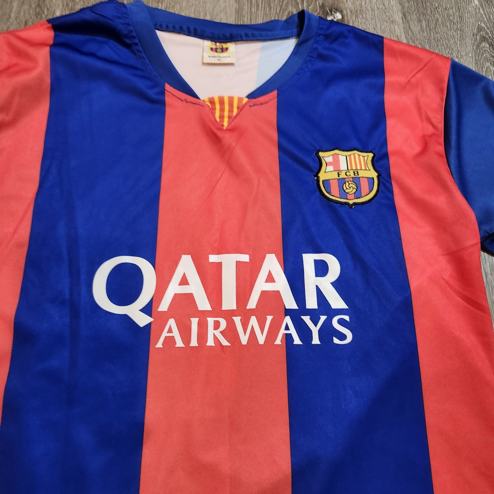 FC Barcelona La Liga Lionel Messi 10 Qatar Blue Red Striped Jersey Medium gallery