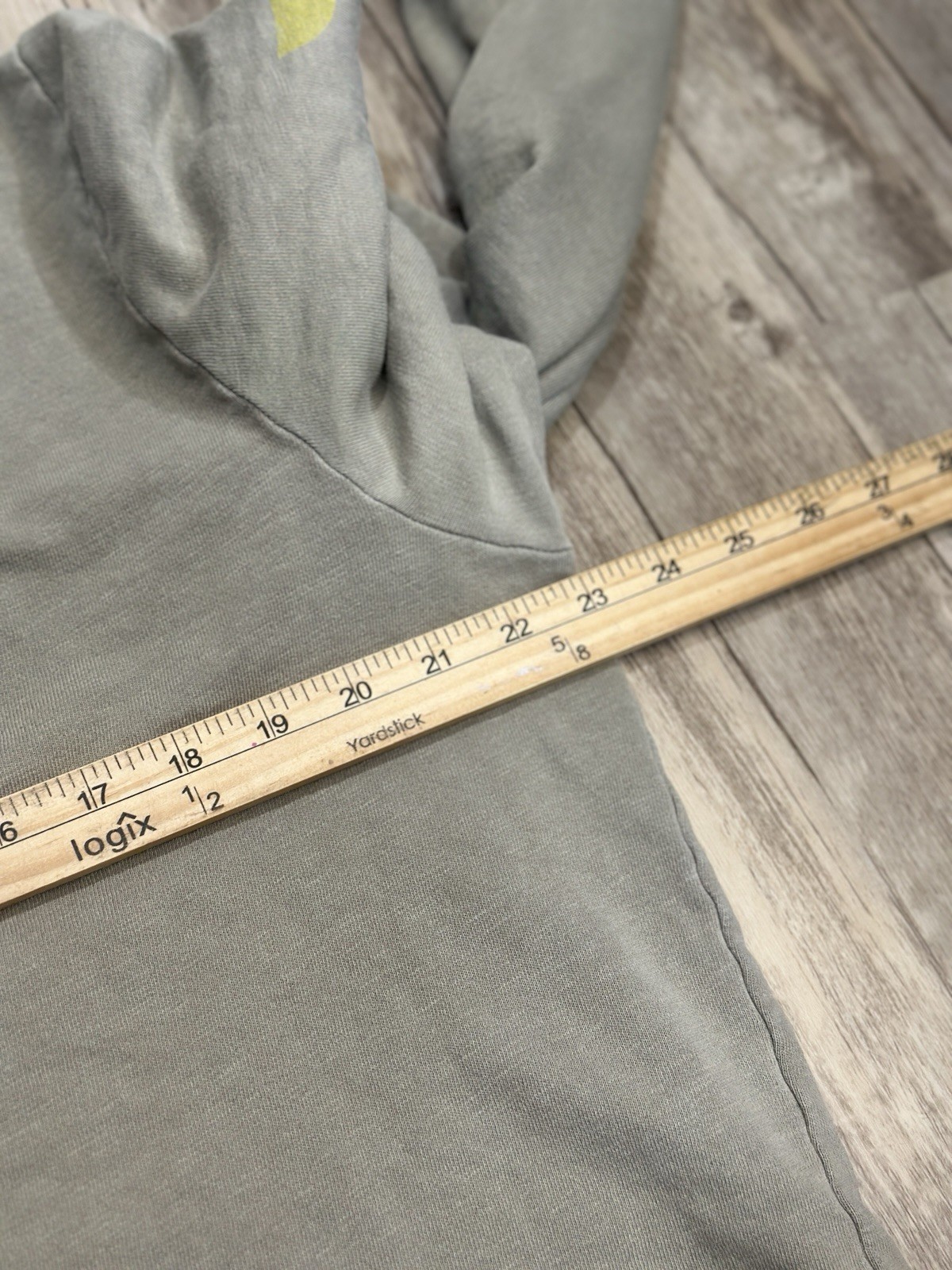James Perse Men’s Long Sleeve Graphic Henley Washed Taupe Size 3 * gallery