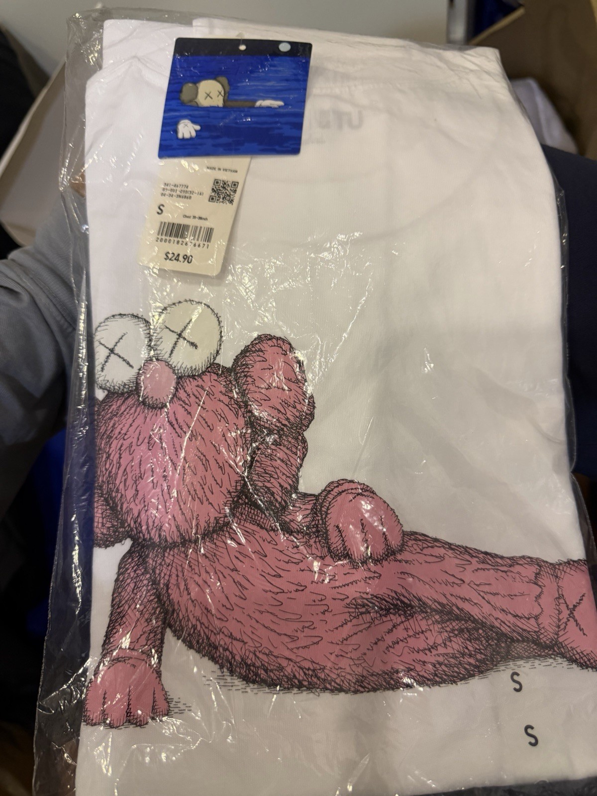 NEW KAWS X Uniqlo Limited Exclusive UT T-Shirt Men’s SMALL gallery