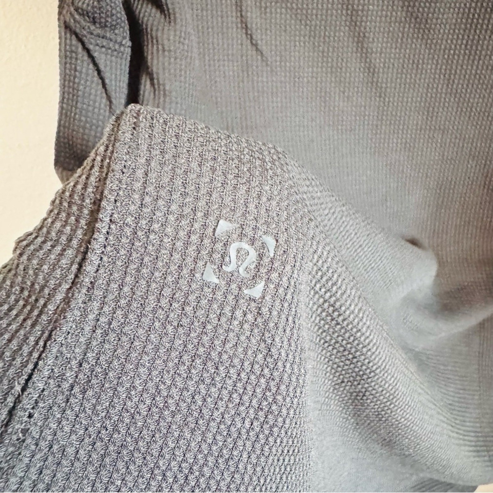 MEN LULULEMON Black Graphite Grey Waffle Knit Gym Active Workout Tee Shirt Top S gallery
