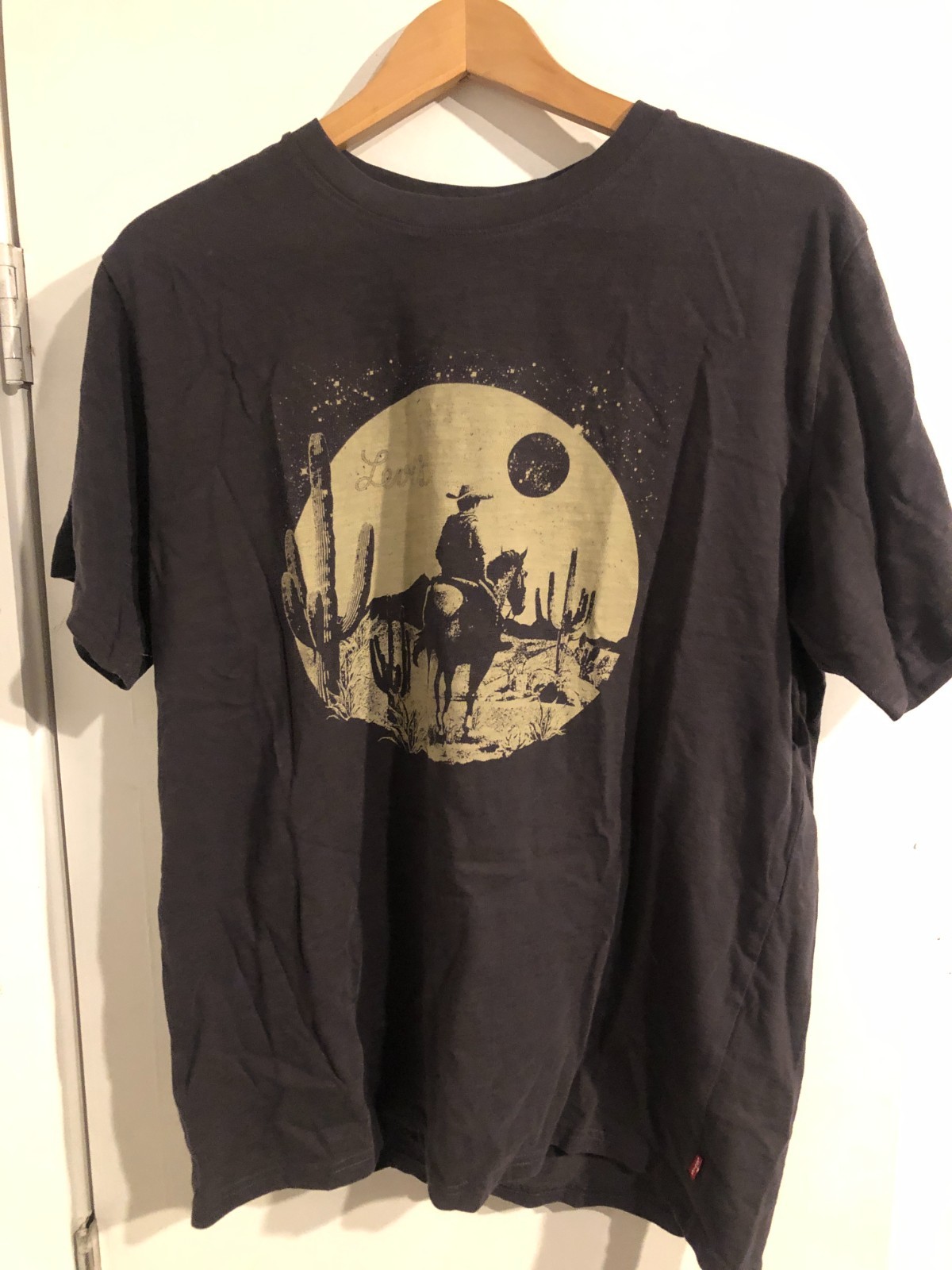 Levis Men's M Black Graphic T-Shirt Cowboy Desert Horse gallery