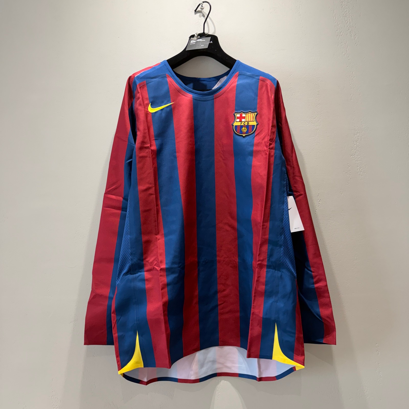 Nike Ronaldinho FC Barcelona 2005/06 Retro Replica Long-Sleeve Jersey HQ1462-471 gallery