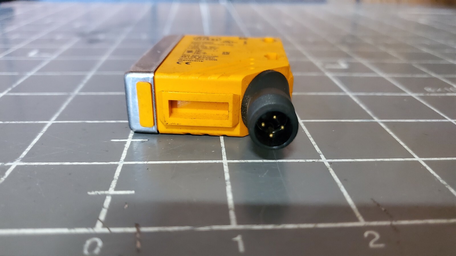 IFM Diffuse Reflection Sensor with Background Suppresion, O5H-FPKG/US100 /10-30V