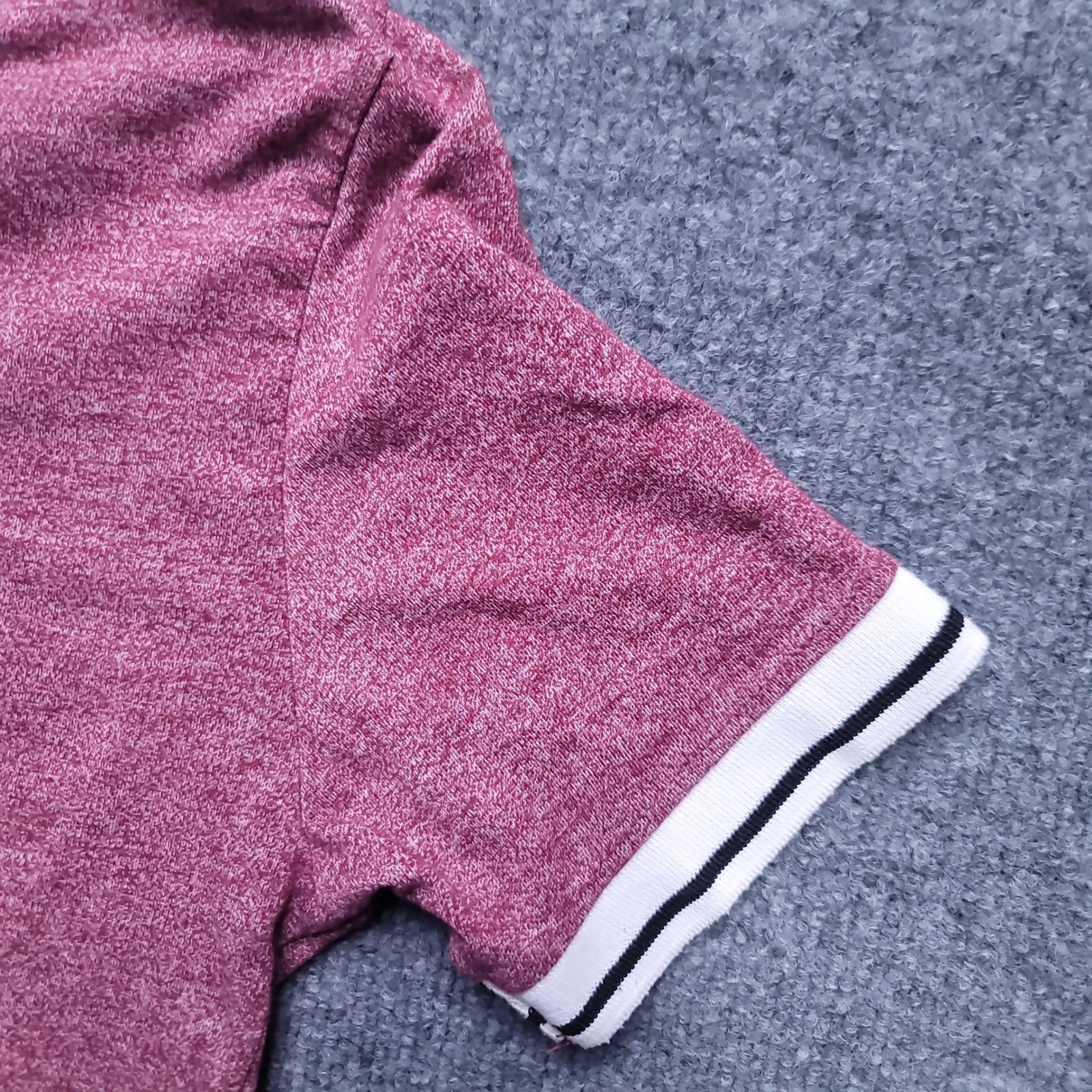 Massive T-Shirt Small Maroon Heathered V-Neck Contrast Trim Short Sleeve Tee gallery