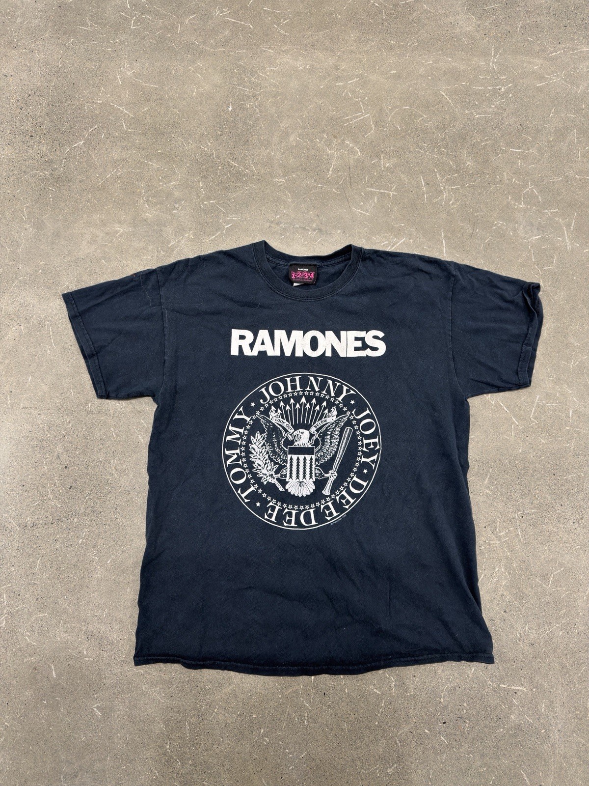 Vintage 2006 Ramones 1-2-3-4 Label Band T-Shirt Black Graphic Tee Punk Rock L gallery
