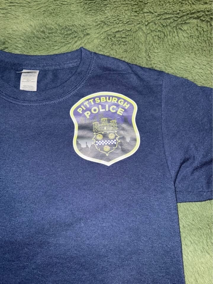 Pittsburgh Police Department Patch Chest Logo Gilden T‑Shirt - YOUTH MEDIUM gallery