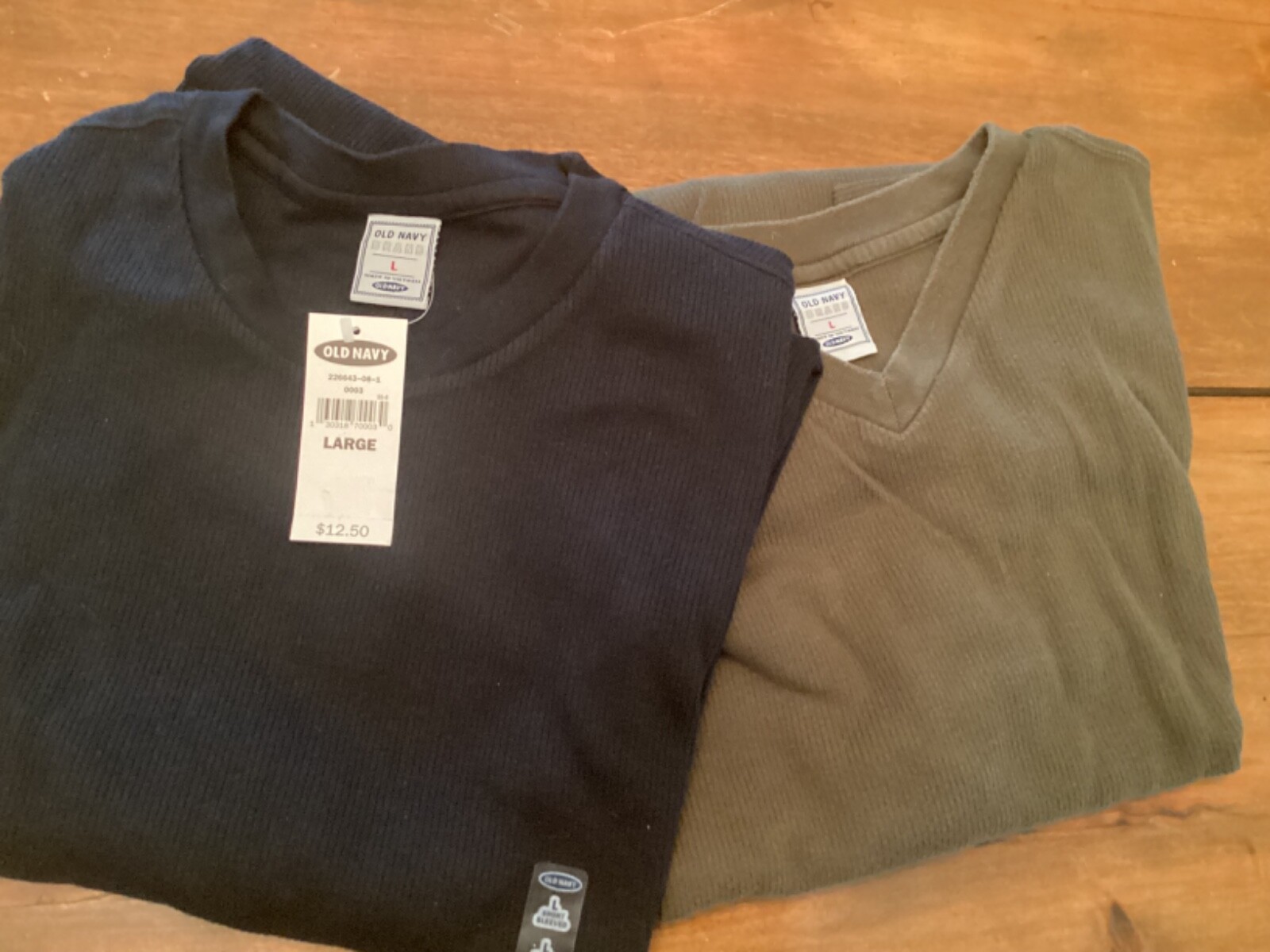 Old Navy V-Neck T-Shirt Mens Large Black & Olive Green Lot of 2 gallery