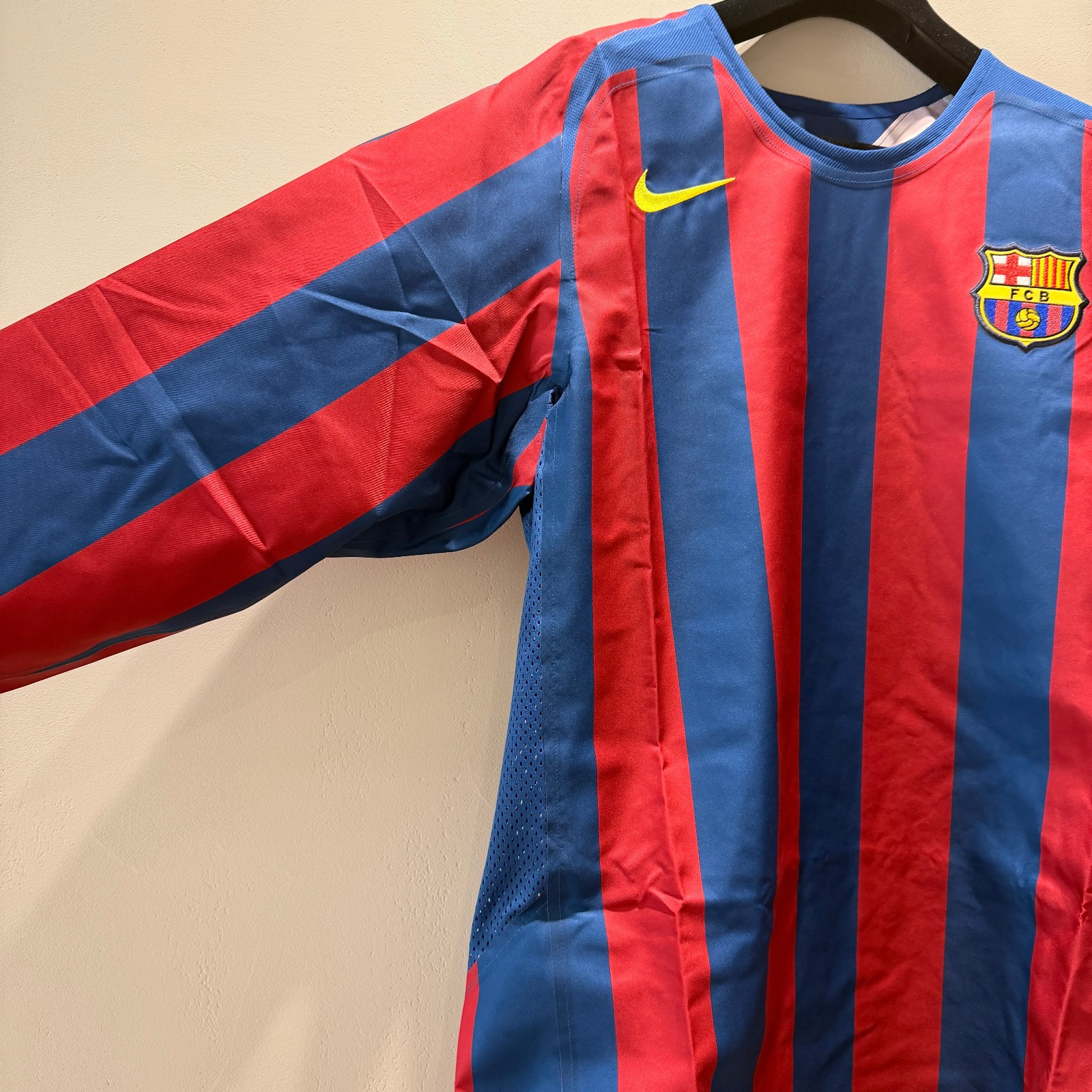 Nike Ronaldinho FC Barcelona 2005/06 Retro Replica Long-Sleeve Jersey HQ1462-471 gallery