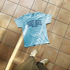Secret Beach Hawaii Souvenir Beach Classic, Minimalist T-Shirt Light Blue