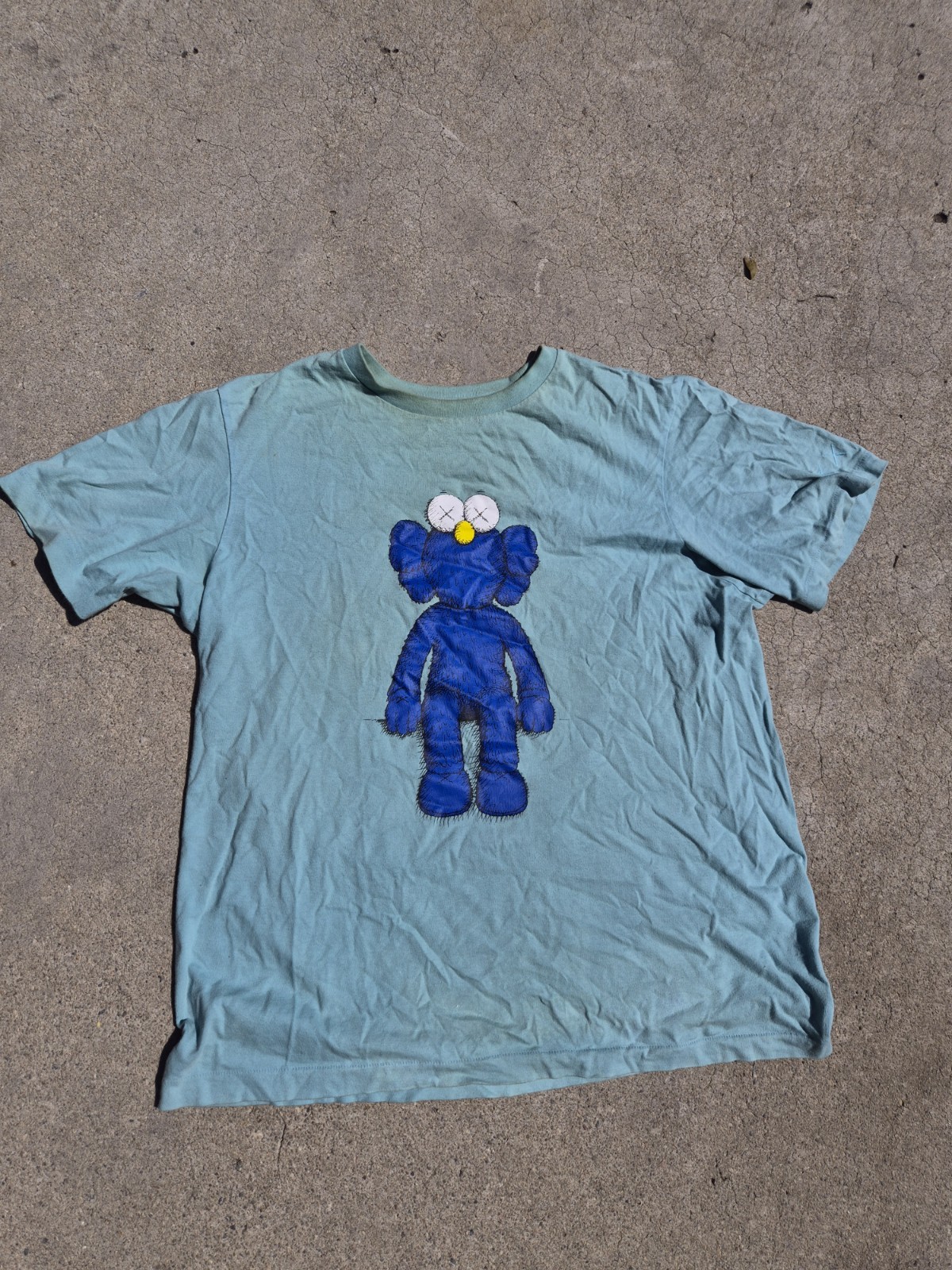 Uniqlo UT KAWS x Uniqlo Men's Green BFF Graphic Tee Shirt Size L Cotton gallery