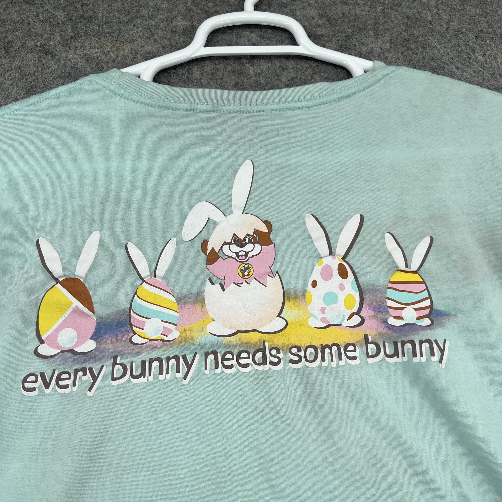 Buc-ee's Shirt Mens XL Green Short Sleeve Bunny Easter Graphic Crew Neck Tagless gallery