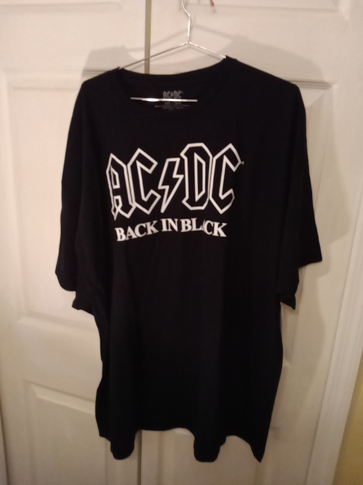 AC DC Back In Black Band Graphic T Shirt Size M NWT gallery