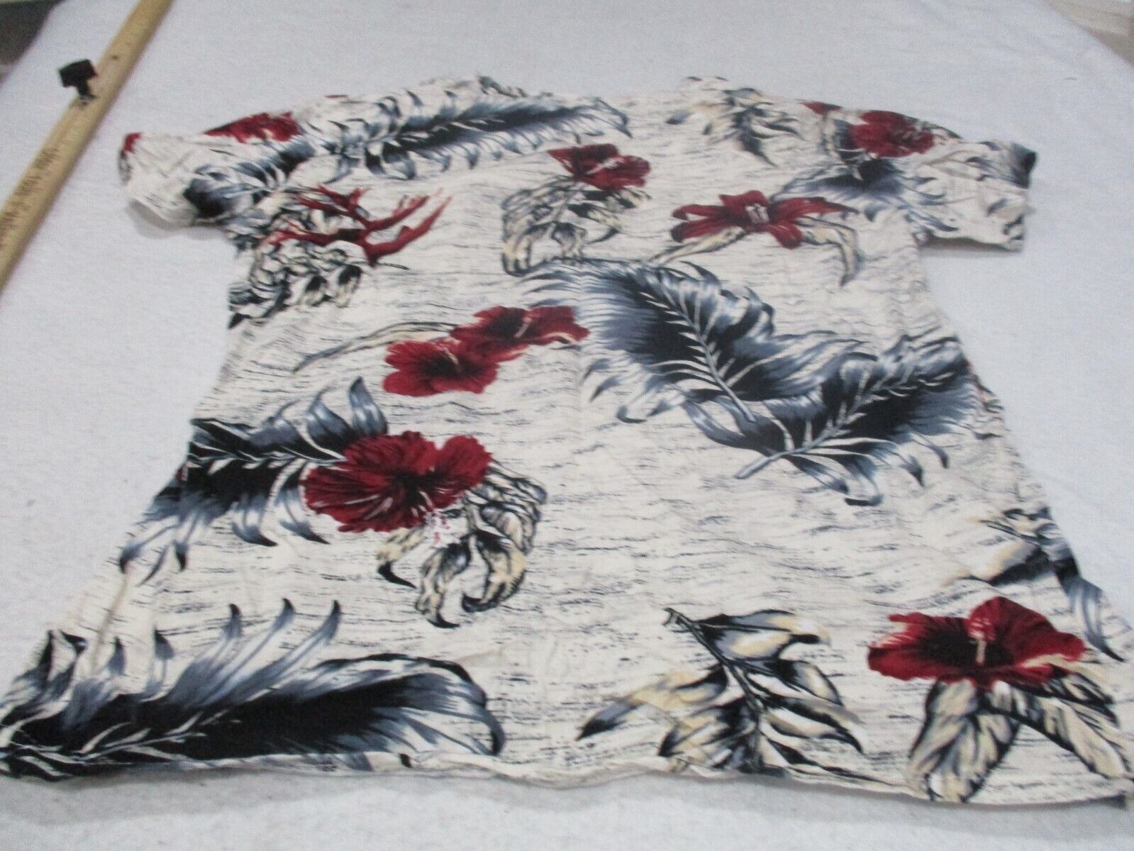 Voyager beige floral shirt sz m gallery