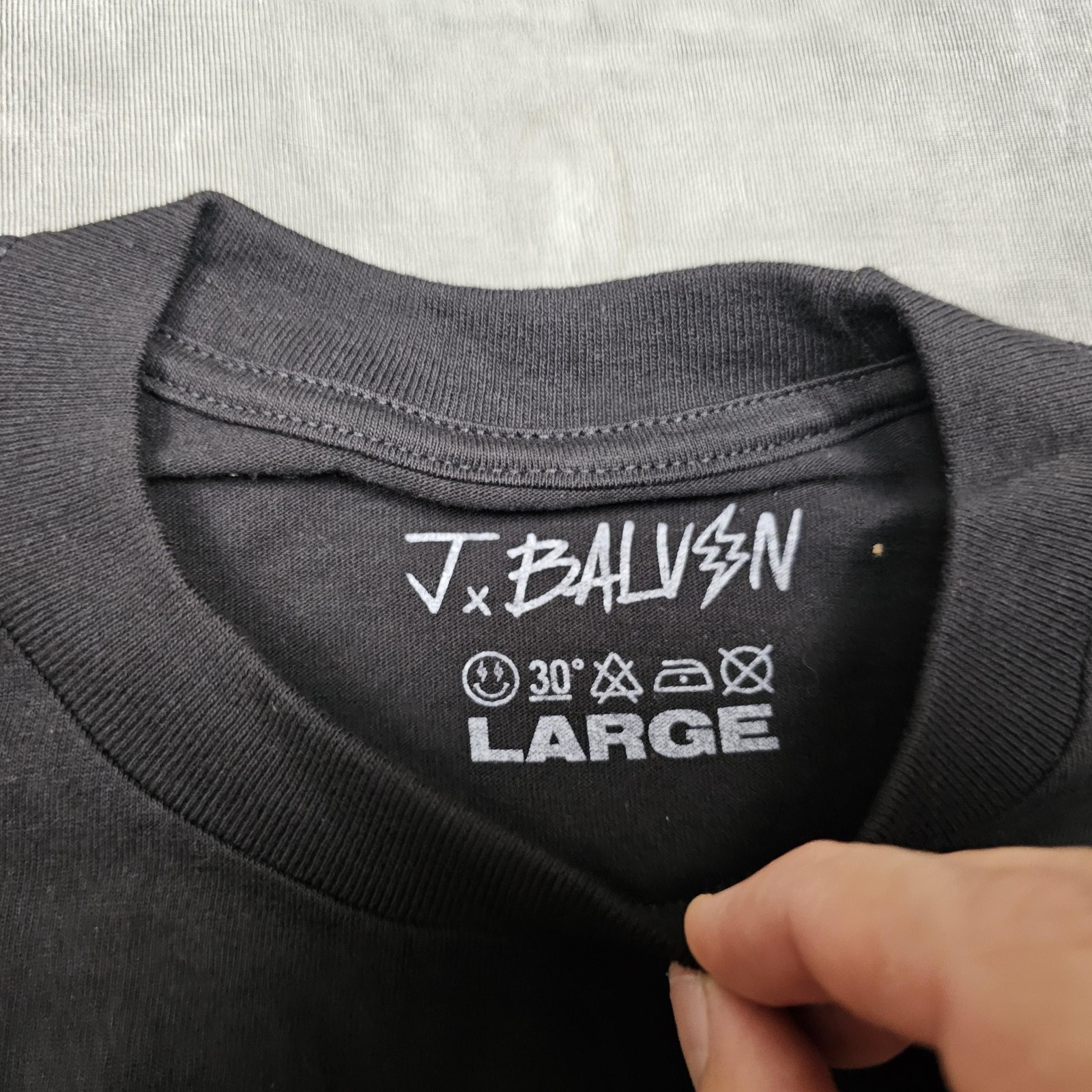 J Balvin Jose Tour Shirt Mens Large 2022 Concert Smiley Lightning Graphic Tee gallery