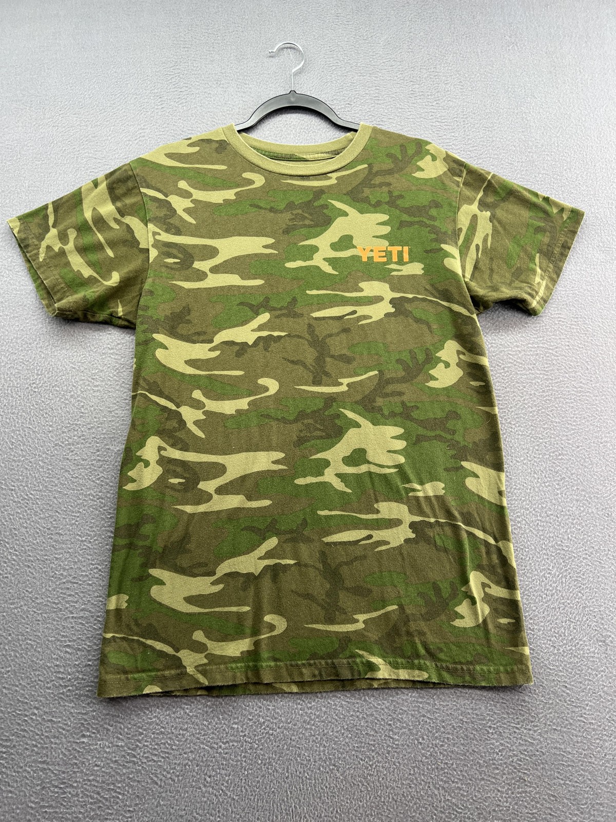 YETI Shirt Mens Medium Green Camo Built For The Wild Graphic Tee Short Sleeve
