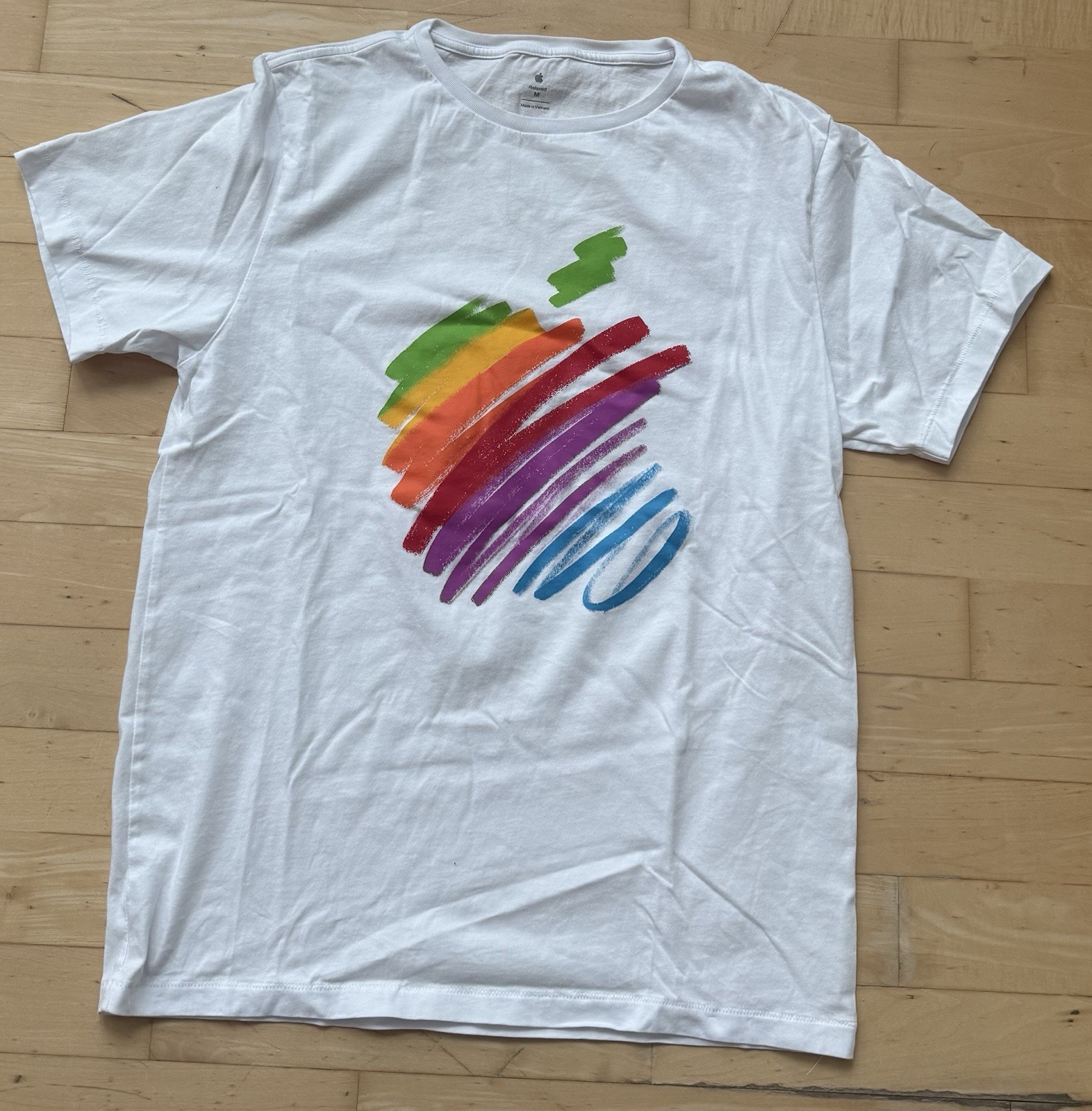 Exclusive Apple 50th Anniversary M Unworn White Graphic Tee Rainbow Apple Logo gallery