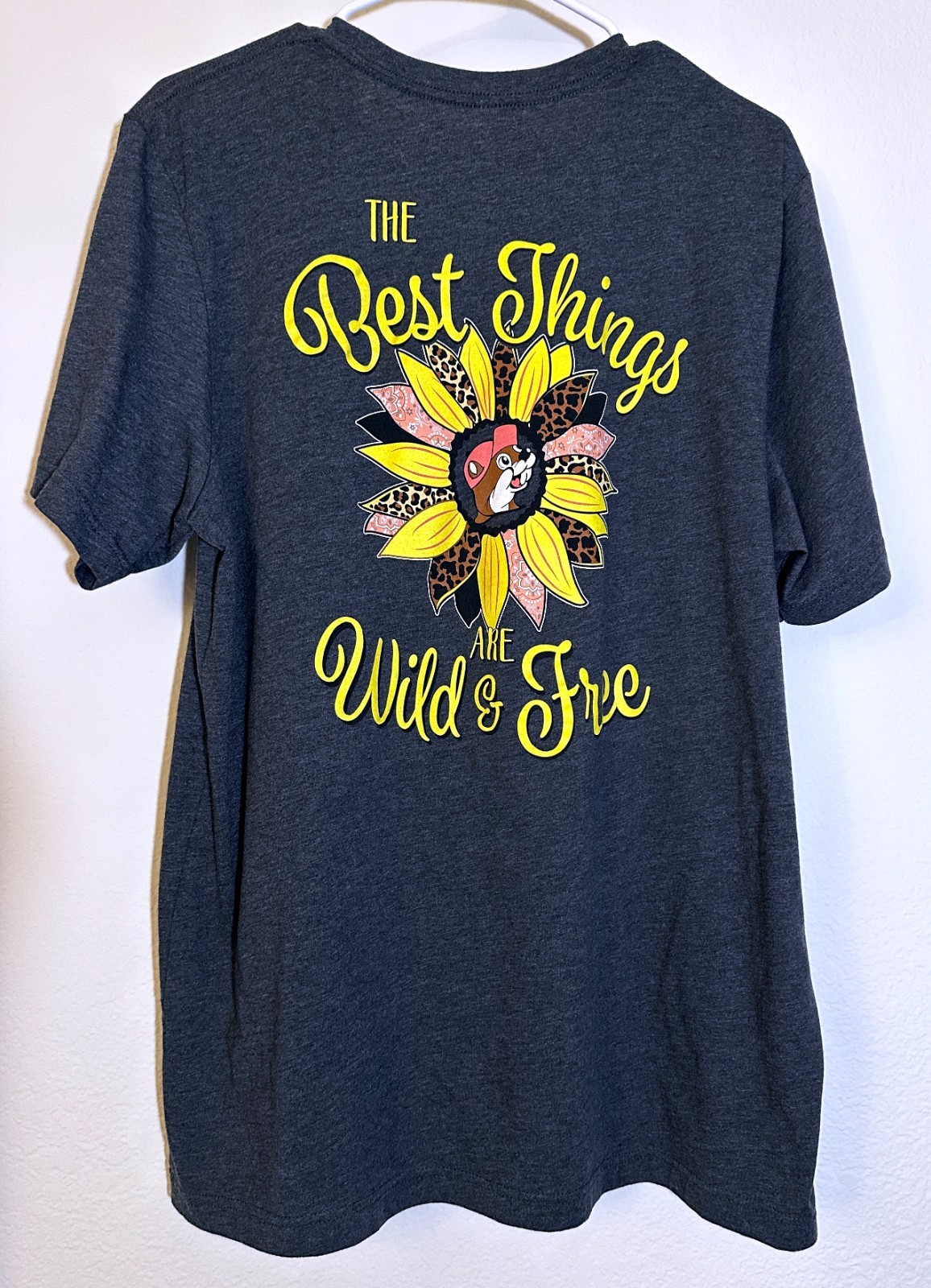 Buc-ee’s Men’s XL Gray Sunflower Graphic T-Shirt Best Things Are Wild & Free gallery