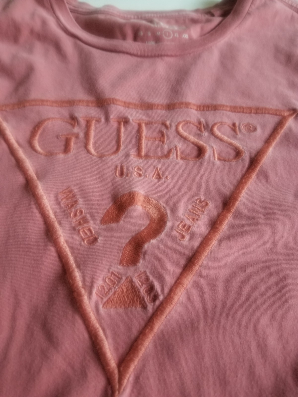 GUESS Unisex Triangle Logo T-Shirt Rose Large gallery