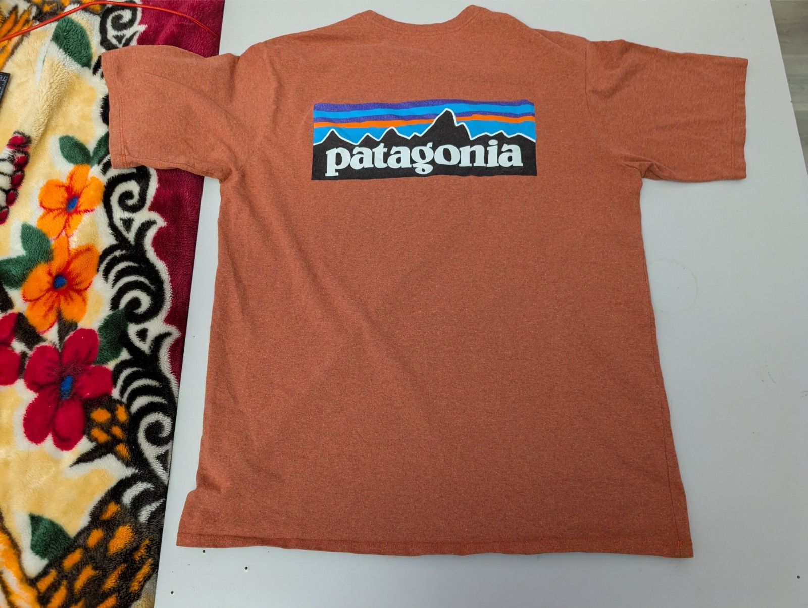 Patagonia Mens P-6 Logo Responsibili-Tee Medium Quartz Coral Orange Shirt M gallery