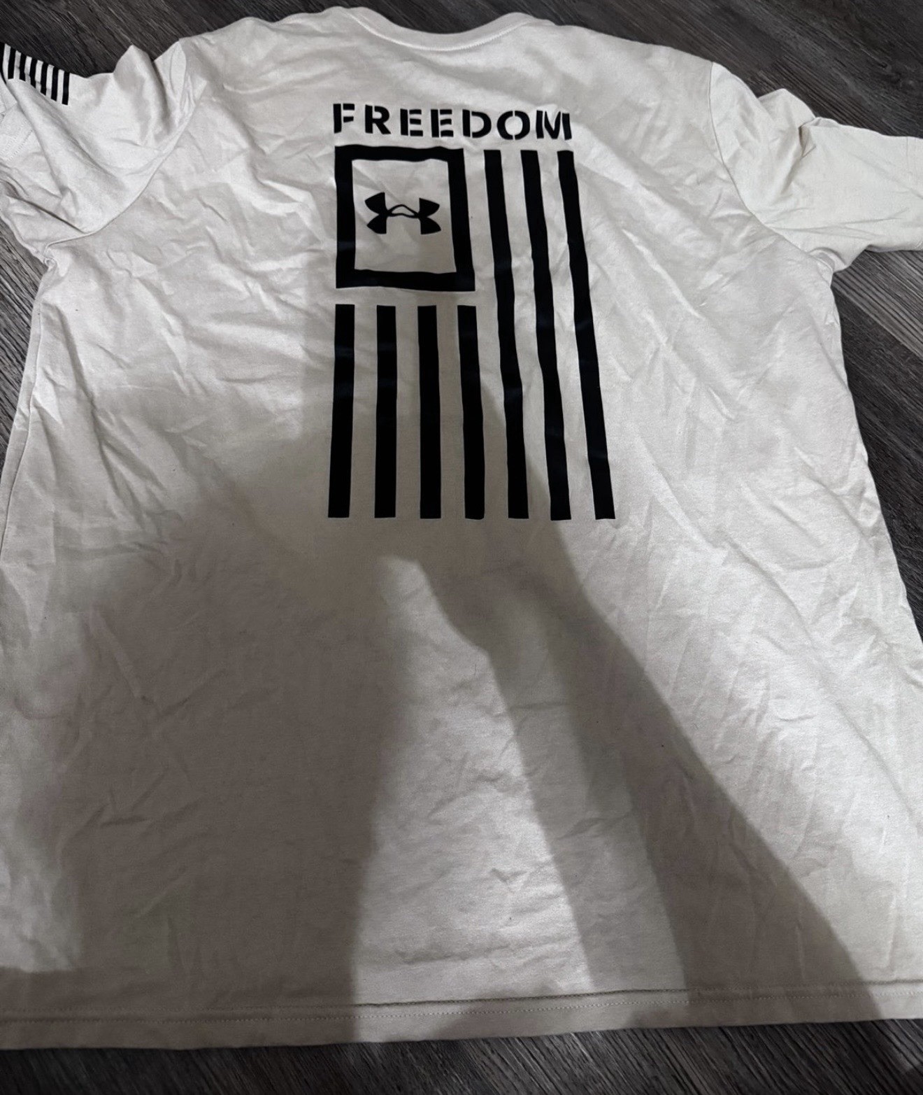 Under Armour Men’s Beige Freedom Flag Graphic Logo Crew Neck T-Shirt XL Reg gallery