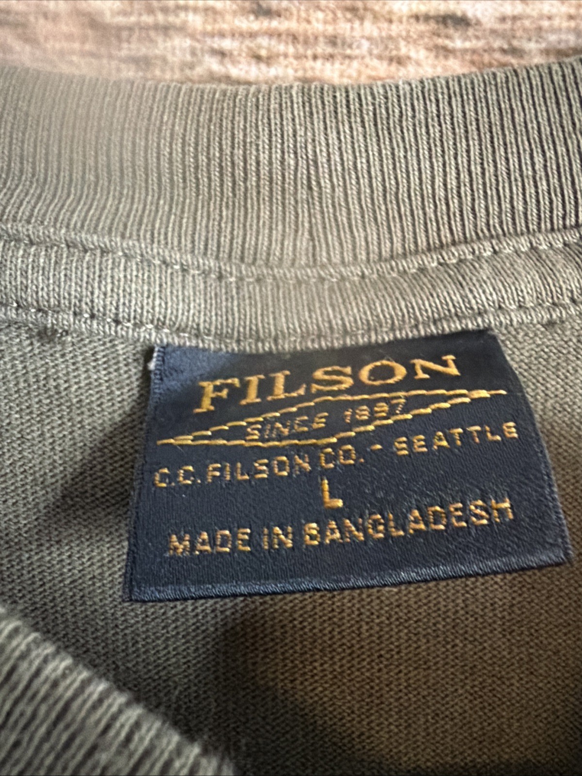 CC Filson Trail Crew Shirt Wolf Graphic Tee Mens Size Large Cracked Graphic READ gallery