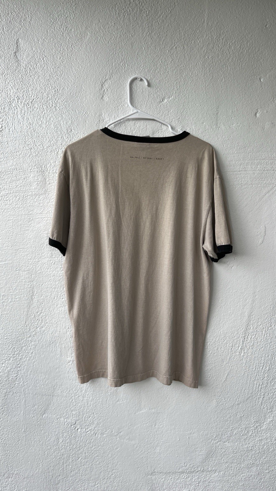 District Threads HOLO HOLO Beige Black Contrast Trim Crew Neck T-Shirt M gallery