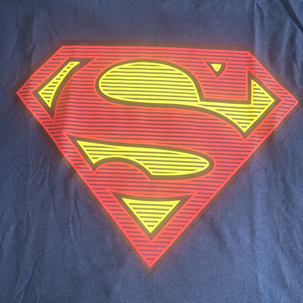 NEW DC Comics Universe Superman Vintage Retro Logo Puff Print Line Shirt Sz 2XL