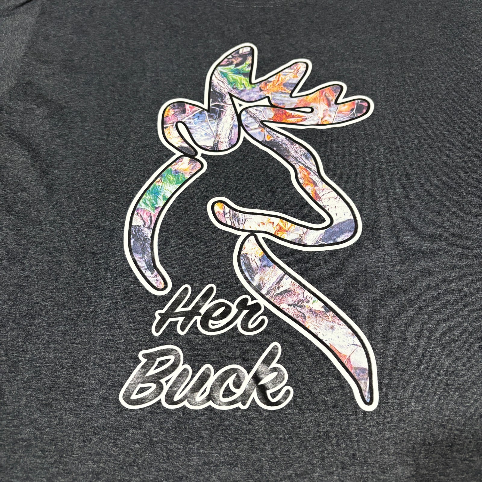 Her Buck Graphic T-Shirt Size L Dark Gray Camo Deer Buck Hunt Outdoor Nature gallery