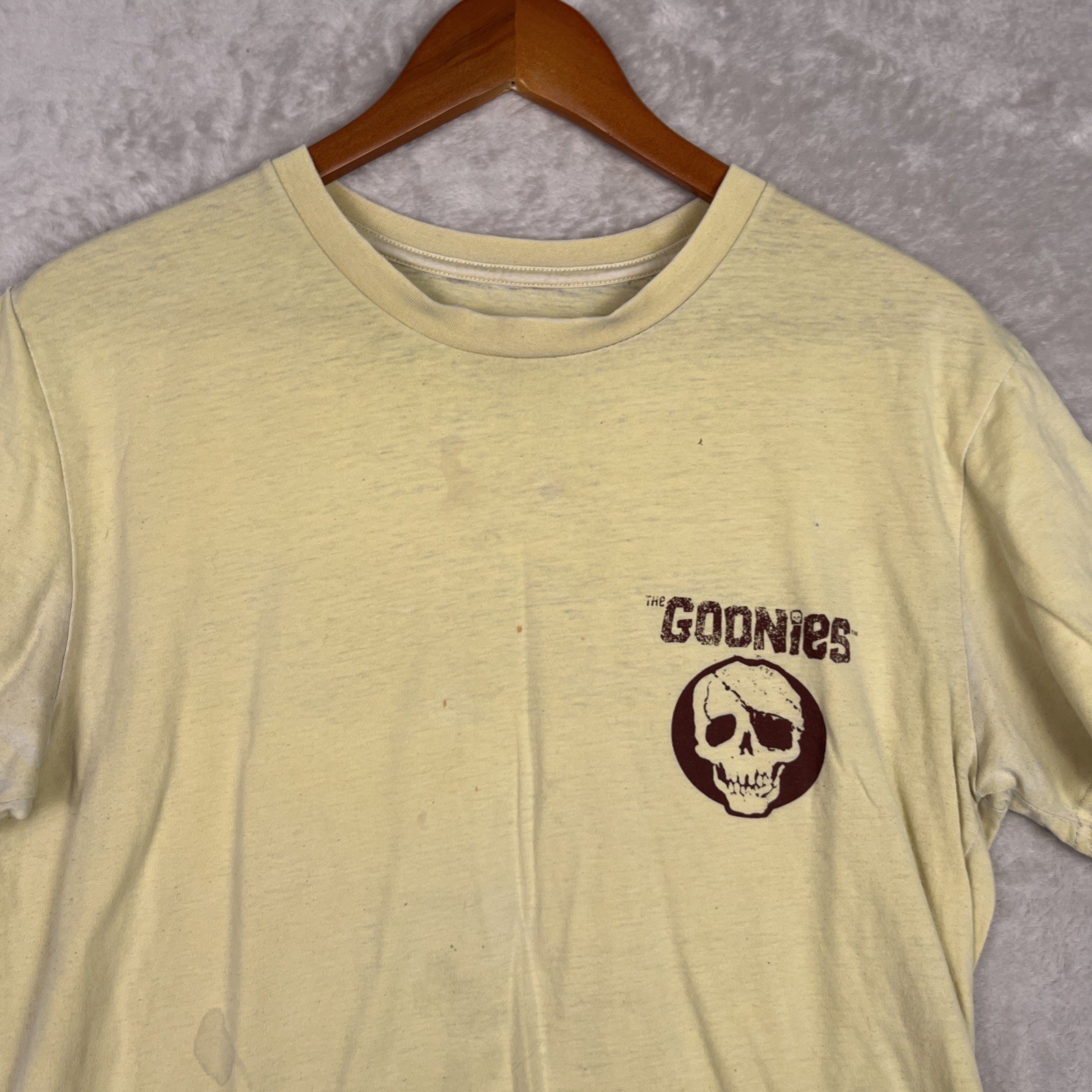 Goonies Mens Graphic Tee Shirt Medium Yellow Skull 90s Skater Grunge Distressed gallery