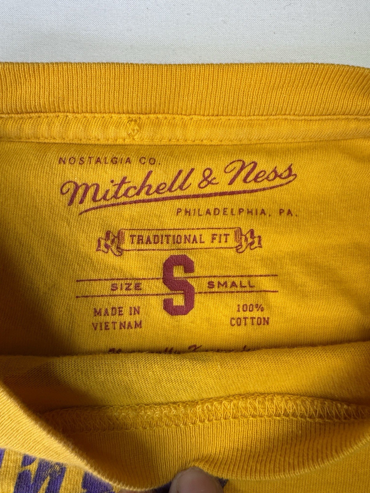 Kobe Bryant Los Angeles Lakers Graphic T-Shirt Gold Men’s Small Mitchell & Ness gallery