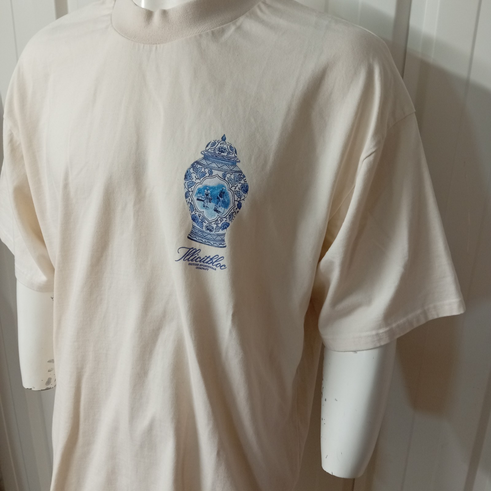 Illicit Bloc China Vase T-Shirt Ecru White Large 300GSM 100% Cotton (L) Sample gallery