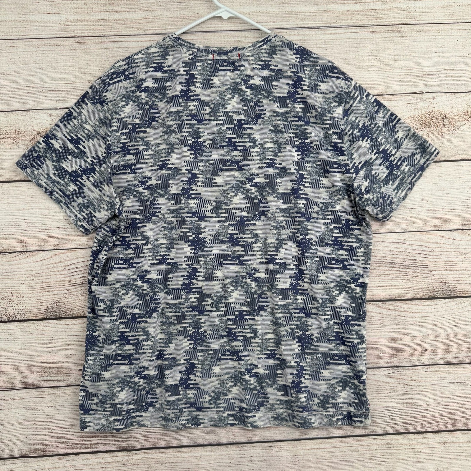 Robert Graham T-Shirt Mens XL Blue Abstract Digital Print V-Neck Cotton gallery