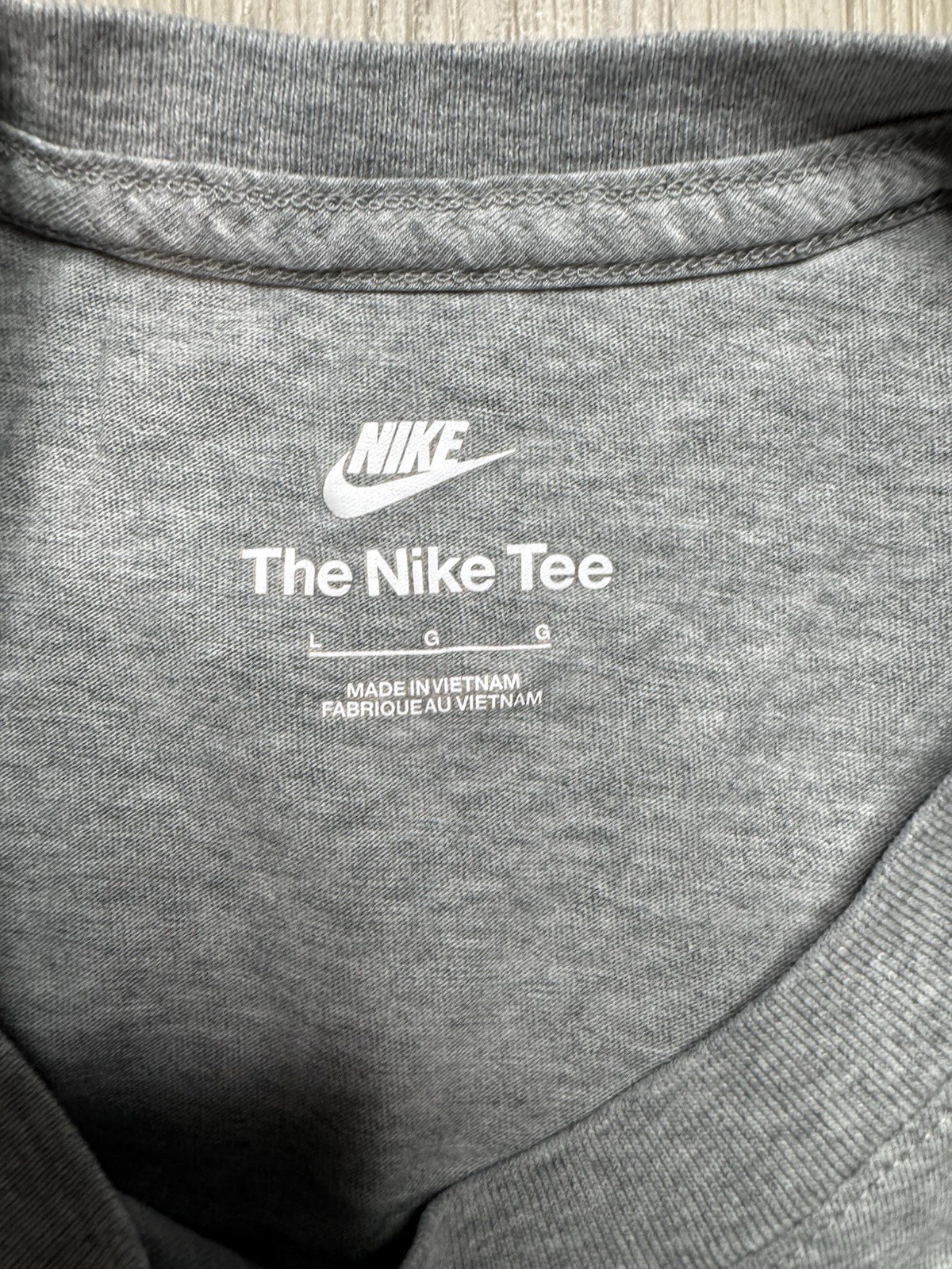 Nike Men's The Nike Tee Gray Solid Logo T-Shirt Crew Neck Short Sleeve Size L gallery