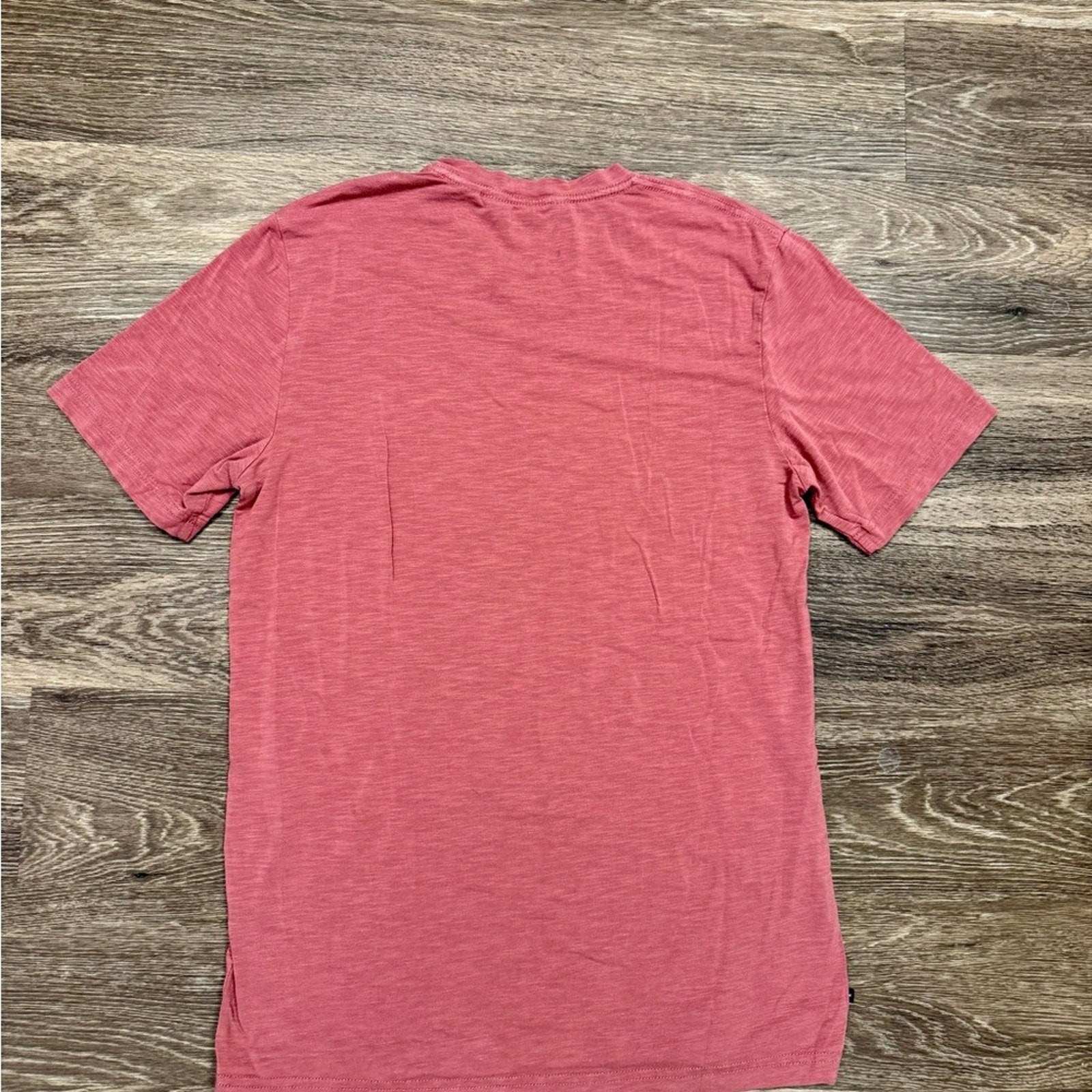 TravisMathew Heathered Coral V-Neck T-Shirt | Men’s Medium | Casual Basic gallery