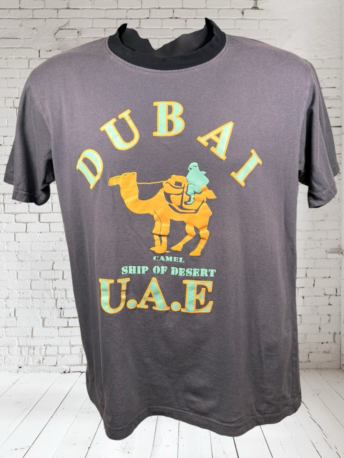 Dubai Camel Ship of Desert U.A.E. Gray Short Sleeve T-Shirt Size Medium