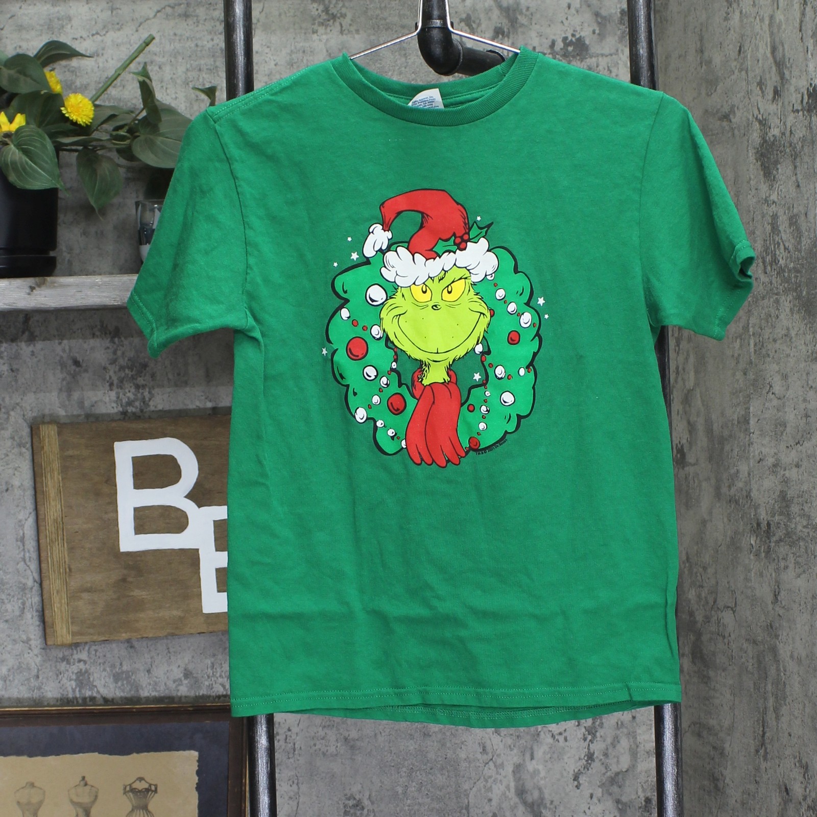 Dr. Seuss Grinch Christmas Wreath Boys Graphic T-Shirt Kelly Green M gallery