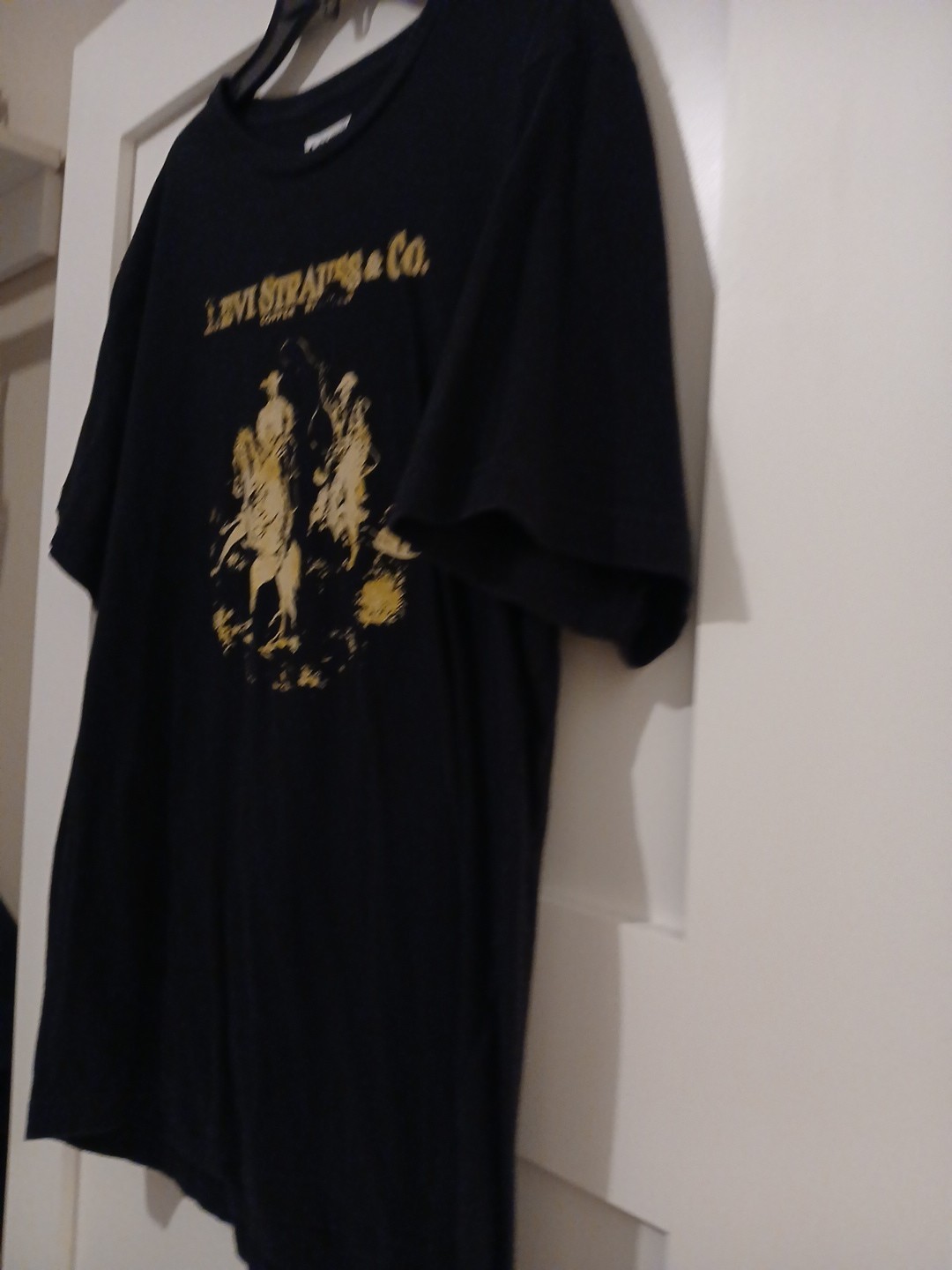 Levi's Size Large Black 100% Cotton Short Sleeved Graphic T-Shirt gallery