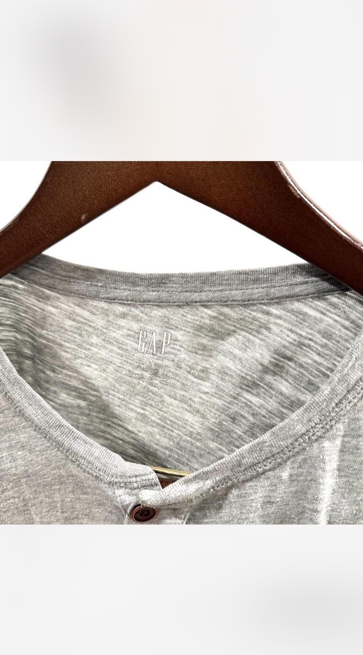 Men’s Gray Solid Henley T-Shirt Button Neck Short Sleeve Size M Regular gallery